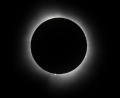 Bild: Michael Conroy/AP/dpa
Bei einer totalen Sonnenfinsternis ist ein Strahlenkranz um die Sonne herum zu sehen. (Archivbild)