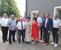 Bild: Gertraud Portner
Anni Klier feierte ihren 80. Geburtstag mit vielen Gratulanten. Dazu zählten neben der Familie (ab Zweiter von links: Sohn Roland mit Andrea, Gatte Josef, Patenkind Tanja, Tochter Karola mit Anton) auch Dekan Alfons Kaufmann (links), Bürgermeister Adolf Hammer (Zweiter vor rechts) mit Stellvertreter Adolf Zitzmann (Dritter von rechts) und Vorgänger Norbert Eckl (rechts).