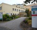 Archivbild: Josef Rosner
Das Krankenhaus Tirschenreuth soll in ein Zentrum für ambulante Operationen und Altersmedizin umgebaut werden. Dazu gehört auch der Umzug der geriatrischen Reha-Klinik von Erbendorf in die Kreisstadt. Doch die Maßnahme verzögert sich. Die CSU-Stadtratsfraktion forderte in der Juli-Sitzung Aufklärung über den Stand der Dinge.