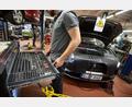 Symbolbild: Marijan Murat/dpa
Verantwortlich für hohe Reparaturkosten sind nicht nur die Inflation und gestiegene Löhne, sondern auch die komplexe Fahrzeugtechnik moderner Autos. Hochsensible Sensoren, Kameras und modulare Bauteile erhöhen die Reparaturkosten – selbst bei vermeintlich kleinen Schäden.