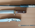 Bild: Bundespolizei
Die Bundespolizei Waidhaus hat auf der A6 einen gesuchten Mann mit Waffen festgenommen. Seine Schwester bewahrte ihn vor der Haft.