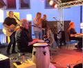 Bild: Claudia Völkl
Im lauschigen Spitalhof zauberten "Ollie und die Blinden" mit Stehlampen Wohnzimmer-Atmosphäre (von links): Edi Duschner (Gitarre, Gesang), Wolfgang Engel (Gesang, Percussion), Josef Luber (Blues Harp), Christian Hoferer (Gitarre, Gesang) und Ollie Graf (Keyboard).