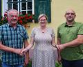 Bild: Fritz Dietl
Bürgermeisterin Beate Dietrich dankt Richard Wiesneth (links) für seine geleistete Arbeit und gratuliert Andreas Siegert zur Wahl als neuer Ortssprecher von Krickelsdorf.
