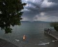 Bild: Karl-Josef Hildenbrand/dpa
Bei stürmischem Wetter waren die ersten Menschen bereits von dem Floß ins Wasser gefallen. (Symbolbild)