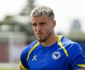 Bild: Leonardo Ramirez/eyepix via ZUMA Press Wire/dpa
Erst die Hitze bei der WM im Trikot von Bosnien-Herzegowina und jetzt im Trainingslager des VfB Stuttgart: Stürmer Demirović „hasst“ sehr hohe Temperaturen. (Archivbild)