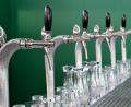 Bild: Carsten Rehder/dpa
Bier verkauft sich nicht mehr so selbstverständlich wie früher. In der Folge schließen immer mehr Brauereien. (Illustration)