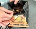 Symbolbild: Gabi Schönberger
Raus mit dem Geld: Finanzbeamte nahmen Bedienungen im Festzelt ihre Barbestände aus dem Geldbeutel ab.