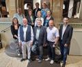 Bild: A. Grassmann 
Sie stellten das neue Kunstherbst-Programm vor: In der unteren Reihe von links Kartenverkaufsleiterin Rosa Schafbauer, KVU-Vorsitzender Peter Wunder, Programm-Koordinator Karl Stumpfi, 2. Bürgermeister Harald Klatzka, Stadtmarketing-Leiter Markus Bauer-Würth; mittlere Reihe von links KVU-Vorstandsmitglieder Roland Thäder und Dr. Hella Simandi, Eva Laußer (Ostbayerisches Jugendsinfonieorchester) und Ursula Hüfner (Orchester am Singrün Regensburg); obere Reihe von rechts KVU Schatzmeisterin Tanja Lennert sowie die KVU-Vorstandsmitglieder Gaby Irlbacher und Dana Ettl.