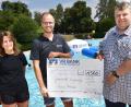 Bild: Norbert Weis
Im Illschwanger Freibad wurde eine neue Wasserkrake eingeweiht. Von links: Stephanie Fuchs VR-Marketing, Vorstand der VR Bank Florian Rauch, Bürgermeister der Gemeinde Illschwang Dieter Dehling.
