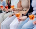 Bild: Hauke-Christian Dittrich/dpa
Frauen, die Aperol Spritz trinken - sieht man häufig in Deutschland. (Archivbild)