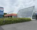 Archivbild: Ganzmann
Die Küblbeck-Zentrale im Gewerbegebiet "Am Forst" fällt vor allem durch einen markanten Glasbau auf. Seit Juli ist die Immoblie in neuen Händen.