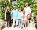 Bild: Eva Seifried
Goldene Hochzeit feierten Heidi und Lorenz Schwarzmeier. Die Glückwünsche des Marktes Mantel überbrachte Bürgermeister Richard Kammerer (rechts). Die Enkelinnen Laura (links) und Franziska (Zweite von rechts) gratulierten ebenfalls.