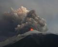 Bild: Moises Castillo/AP/dpa
Lavaströme und Asche steigen aus dem Krater des Vulkans Fuego in Guatemala auf.