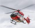Bild: Daniel Karmann/dpa
Rettungskräfte bargen den Mann und flogen ihn per Hubschrauber in ein Krankenhaus. (Symbolbild)