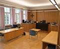 Bild: Malin Wunderlich/dpa
Rechtsanwalt Marcus Becker, der Verteidiger des angeklagten Ex-Bürgermeisters, wartete zunächst alleine im Gerichtssaal. Sein Mandant kam erst später nach.