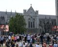 Bild: Damien Eagers/PA Wire/dpa
Zahlreiche Menschen versammelten sich in Dublin, um Abschied von Musiker Glen Hansard zu nehmen.