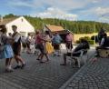 Bild: Jürgen Leißner
Das Tanzen bei der Holnsteiner Kirwa ließ auch am Montag nicht nach beim Umzug durch das Reinbachtal, hier in Gaisheim.