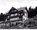 Archivbild: Gästeinfo Bad Neualbenreuth
Im Bild das 1926 erbaute und eingeweihte Tillenschutzhaus auf 939 Metern Höhe. Die Aufnahme stammt aus dem Jahr 1930.