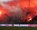 Bild: Andreas Gora/dpa
Kommt Hannover teuer zu stehen: Pyrotechnik im Fanblock. (Archivbild)