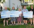 Bild: Prößl 
5000 Euro wurden beim 100-jährigen Jubiläum des Prößlhofs gesammelt. Bei der symbolischen Scheckübergabe waren Herbert Putzer Kinderkrebshilfe Nordoberpfalz (links), Dr. Stephanie Kuchlbauer sowie Julian Bäumle (rechts) nach Woppenrieth gekommen. Alle Beteiligten bedankten sich herzlich für die großzügige Spende bei Sandra Mitlmeier (Mitte) und Hubert Prößl (Zweiter von rechts).