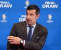 Bild: Christian Charisius/dpa
Luis Figo hat von Gianni Infantino die Schnauze voll. (Archivbild)