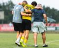 Bild: Hannah Dirscherl
Da dachte noch niemand an einen Kreuzband riss: Dennis Weidner (Mitte) wird am Freitag beim Gastspiel in Oberwildenau gestützt vom Platz geführt.