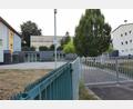 Bild: Gertraud Portner
Die Sanierung/Anbau der Doktor-Eisenbarth-Grundschule ist ab 2027 ein Großprojekt der Stadt Oberviechtach. Der Neubau (Bauabschnitt eins) entsteht am unteren Pausenhof zwischen dem Altbau (rechts) und der Mensa (links).