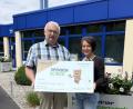 Bild: Liebensteiner Kartonagenwerk
Marion Forster vom Liebensteiner Kartonagenwerk überreicht dem ersten Vorsitzenden der Kinderkrebshilfe Oberpfalz Nord, Herbert Putzer, 6.600 Euro.