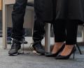 Bild: wüw
Besprechung vor Tag 8: Strafverteidigerin Stefanie Amann tauscht sich mit ihrem Mandanten über den anstehenden Verhandlungstag im Müllprozess aus.