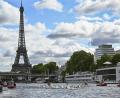 Bild: Julien De Rosa/AFP/dpa
Das Freiwasser-Rennen in der Seine findet vor prächtiger Kulisse statt.