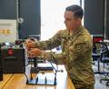 Bild: Marina Gube
US-Sergeant Ryan Minton hat ein System entwickelt, mit dem feindliche Drohnen erkannt werden sollen. Der Detektor besteht aus Teilen, die er bei Amazon bestellt hat, und wurde dann im neuen Militärlabor in Grafenwöhr zusammengebaut.