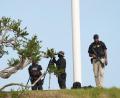 Bild: Mark Schiefelbein/AP/dpa
Beamte des Secret Service, der für die Sicherheit des Präsidenten zuständig ist, sichern den Trump National Golf Club im Großraum Los Angeles.