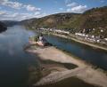 Bild: Thomas Frey/dpa
Wassermangel: Die historische Zollburg in Kaub am Rhein steht bei Niedrigwasser auf dem Trockenen.
