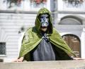 Bild: Jason Tschepljakow/dpa
Oberbürgermeister Jan Rothenbacher wirbt als Bösewicht „Doctor Doom“ dafür, dass der nächste Marvel-Film in Memmingen Premiere feiert.