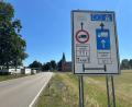 Bild: ck
Die Ortsdurchfahrt von Waidhaus ist seit 2007 für Fahrzeuge mit einem zulässigen Gesamtgewicht von mehr als 7,5 Tonnen gesperrt. Die Beschilderung mit dem Zusatzzeichen „4 km Länge“ und „Durchgangsverkehr“ an den Ortseingängen zeigt das deutlich an.