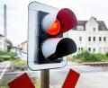 Bild: Hauke-Christian Dittrich/dpa
Nach einem Blitzeinschlag blieben die Schranken an einem Bahnübergang erstmal geschlossen. (Symbolbild)