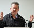 Bild: Martin Schutt/dpa
„Prinzen“-Frontmann Krumbiegel ist besorgt über einen weltweiten „Rückfall in nationalstaatliche und völkische Gedanken“. (Archivbild)