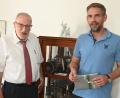 Bild: Gerhard Franz
Ambergs Oberbürgermeister Michael Fritz (rechts) gratuliert dem 95-jährigern Hans-Peter Drescher zum Geburtstag.
