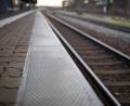 Bild: Daniel Karmann/dpa
Die einfahrende S-Bahn konnte noch vor dem 67-Jährigen auf den Gleisen stoppen. (Symbolbild)