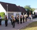 Bild: Michael Rabenhofer
Der Festzug, angeführt von der Blaskapelle Ensdorf, zog am sanierten alten Gerätehaus (links) der Feuerwehr Wolfsbach vorbei, in dem sich der künftige Stellplatz des neuen Mannschaftstransportwagens befindet.