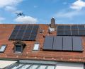 Bild: Jan Schmidt, Stadt Amberg
Die Drohne fliegt über das Sanierungsgebiet Luitpoldhöhe und überprüft die vorhandenen PV-Module.