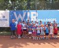 Bild: mte
Das sind die Sieger der offenen Landkreismeisterschaft im Tennis zusammen mit dem Turnierleiter Martin Schmid (Zweiter von links), Vereinsvorsitzendem Andreas Dörner (Vierter von links) sowie den Ehrengästen auf der Anlage der TSG Mantel-Weiherhammer.