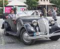 Bild: jut
Kommandeurin Hekja Marlen Werner verabschiedet sich von ihrem Weidener Bataillon 375 – in einem uralten Oldtimer-Cabrio.
