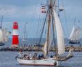 Bild: Jens Büttner/dpa
Zum Auftakt der Hanse Sail fahren Segler vor Warnemünde.