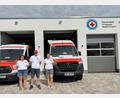 Bild: Heike Unger
Die neue Fahrzeughalle der Wasserwacht-Ortsgruppe Vilseck-Sorghof (von links) Jugendleiterin Hannah Götz, technischer Leiter Bastian Götz und stellvertretende Jugendleiterin Alexandra Rühr freuen sich. Das Tor rechts blieb beim Foto zu dahinter steht das neue Fahrzeug, das erst bei der Halleneinweihung am Samstag vorgestellt wird.