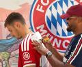 Bild: Christian Kunz/dpa
Trainer Vincent Kompany (r) weckt Hoffnungen auf ein großes Bayern-Jahr.