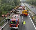 Bild: Armin Weigel/dpa
Einsatzkräfte der Feuerwehr arbeiten nach einem Unfall auf der A 3 bei Nittendorf im Landkreis Regensburg bei Regensburg.
