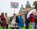 Symbolbild: Hendrik Schmidt /dpa
Teilnehmer einer Kundgebung gegen den Rundfunkbeitrag im vergangenen Jahr vor dem Bundesverwaltungsgericht in Leipzig. Dort entschied der Senat, wie die Verwaltungsgerichte mit den zunehmenden Klagen verfahren sollen.