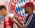 Bild: Christian Kunz/dpa
Trainer Vincent Kompany (r) malt - und Josip Stanisic muss raten.