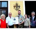 Bild: Grieger
Auf dem Bild von links: 2. Bürgermeisterin Elisabeth Kraus, Hans Grieger, Stammesführer Moritz Heldmann und Kim Ruhnau und Pfarrer Helmut Brügel.